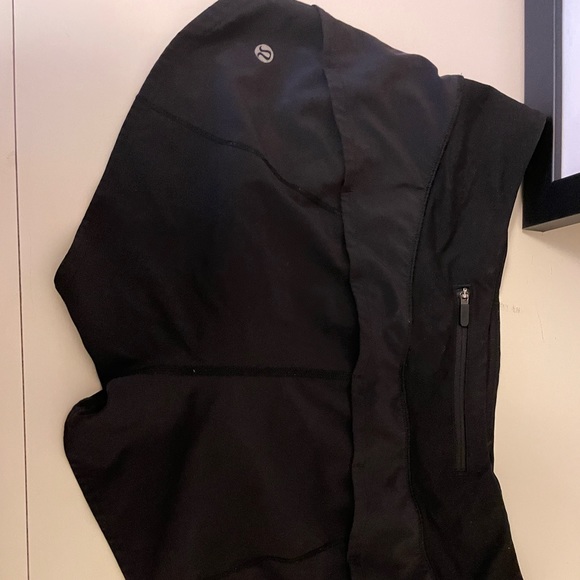 Lulu lemon shorts in AMAZING condition - Picture 2 of 2